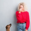 ¿Por qué mi perro huele mal aunque lo bañe?